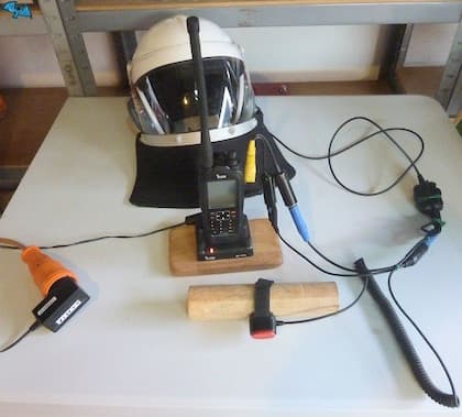 UL-Helm mit Kopfhörern, dem Adapterkabel zum Funkgerät und dem Funkgerät IC-25…