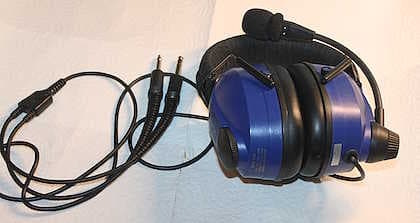 aus Auflösung meiner Flugschule: - Headset HME 100 80,-€ - Lehr CDs MET/NAV…