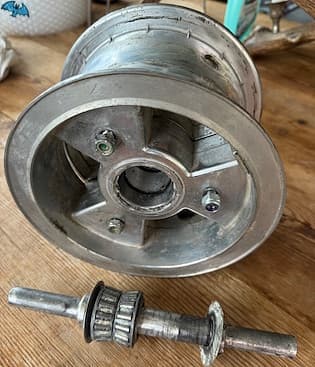 Aluminiumfelge mit Achse und Vorderradlagern